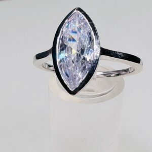 Elegant 18K White Gold Marquise Cut Ring